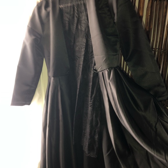 Lace crop dress with long coat - Picture 2 of 4